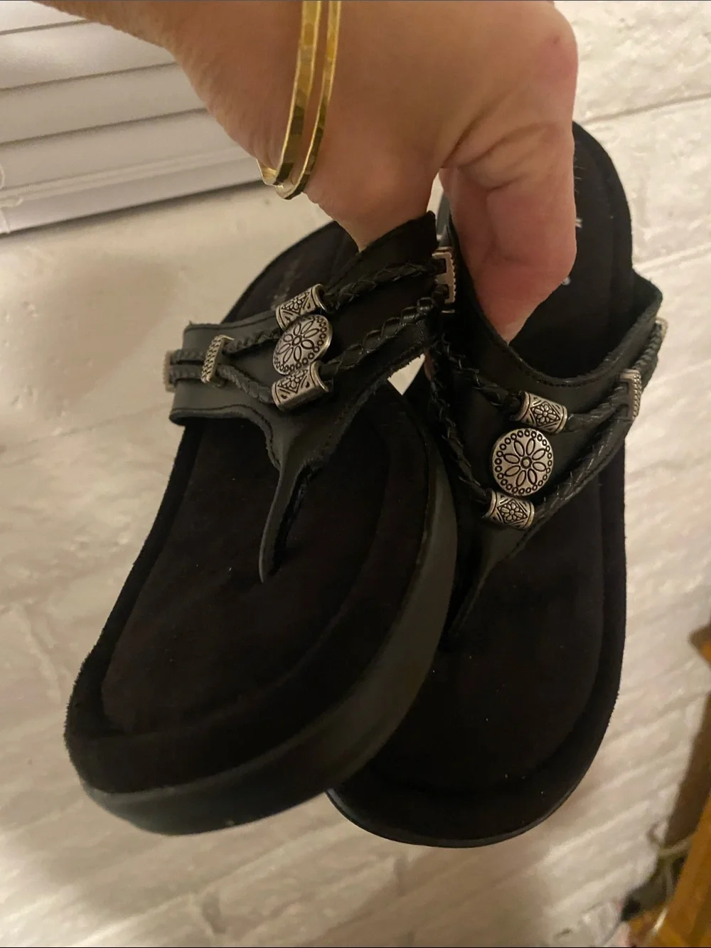 🌼NWOT Minnetonka Black Braided Thong Sandals with Silver Concho Accents